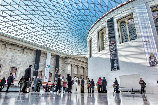 China Netizens Embarrassed by Tourist's Flask Swap Incident at the British Museum