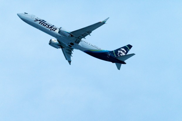 Alaska Airlines Pioneers SAF Credits, Eyes Carbon-Neutral Future