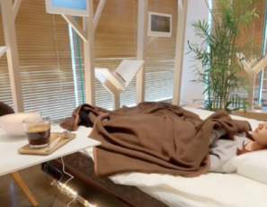 Tokyo Café Offers Customers Naps On A $9,000 Bed