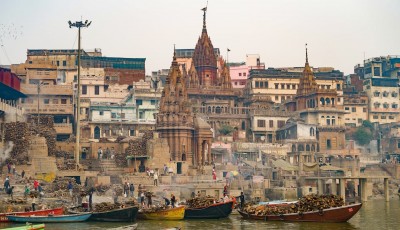What is in the Holy City of Varanasi that Attracts Tourists?